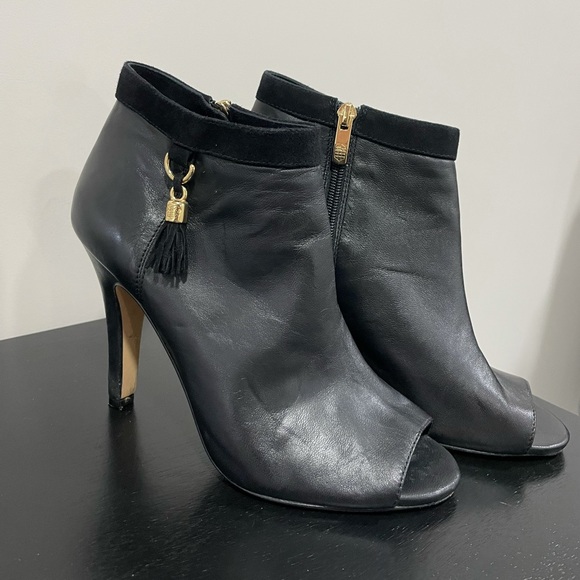 - Black high heels with golden details - Picture 2 of 4